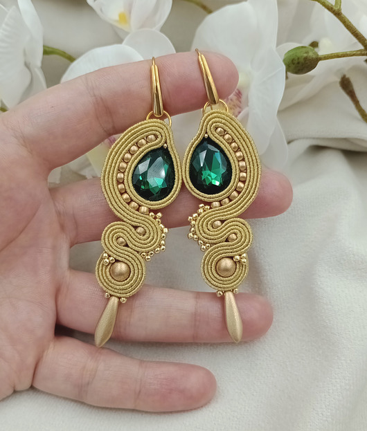 Długie szmaragdowe kolczyki soutache