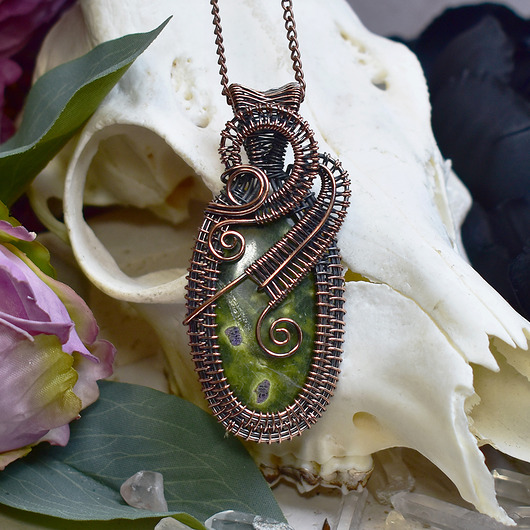 Miedziany wisiorek wire wrapping z zielonym stichtytem