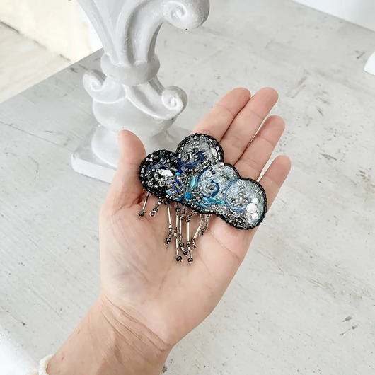 Broszka CHMURKA 3 ręcznie haftowana przypinka koraliki