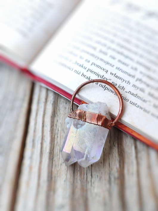 Kryształ górski aura miedziany wisior - talizman światła i klarowności