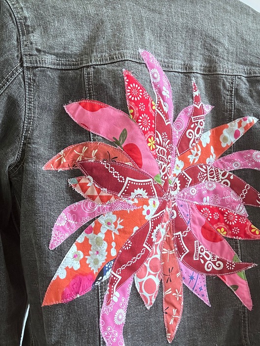 Kurtka jeansowa z aplikacją Flower