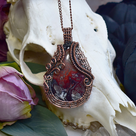 Miedziany wisiorek wire wrapping z agatem Crazy Lace