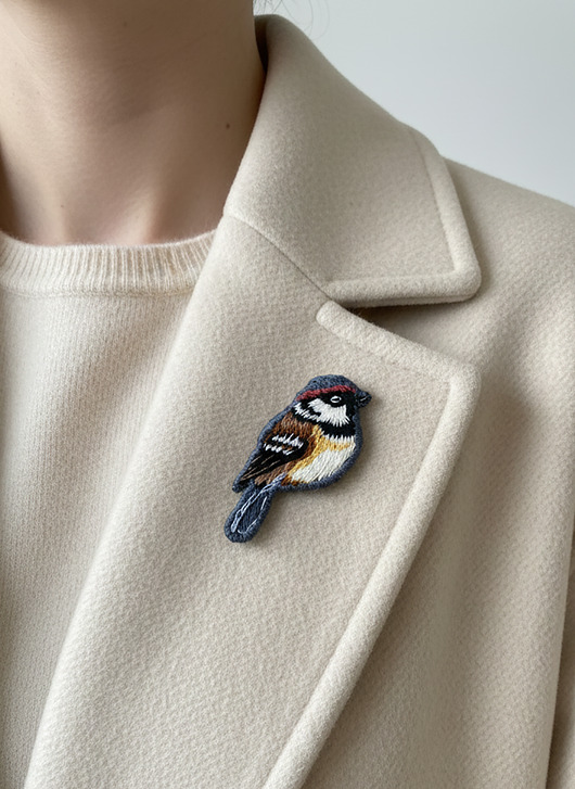 Ptak - ręcznie haftowana broszka