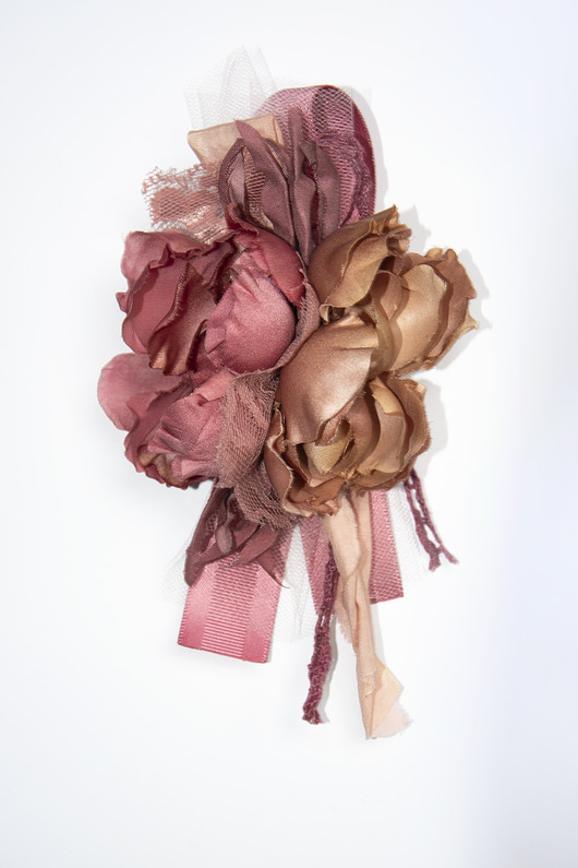 Broszka z jedwabnymi kwiatami.