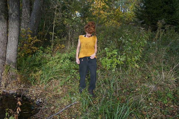 Top wełniany bez rękawów, asymetryczny, sienna palona / musztardowy