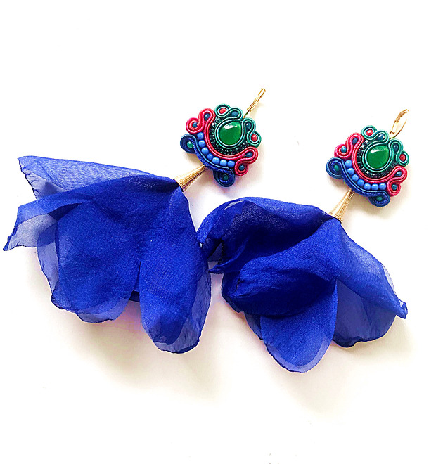 Sutaszowe kolczyki AGUEDA z chabrowymi kwiatami