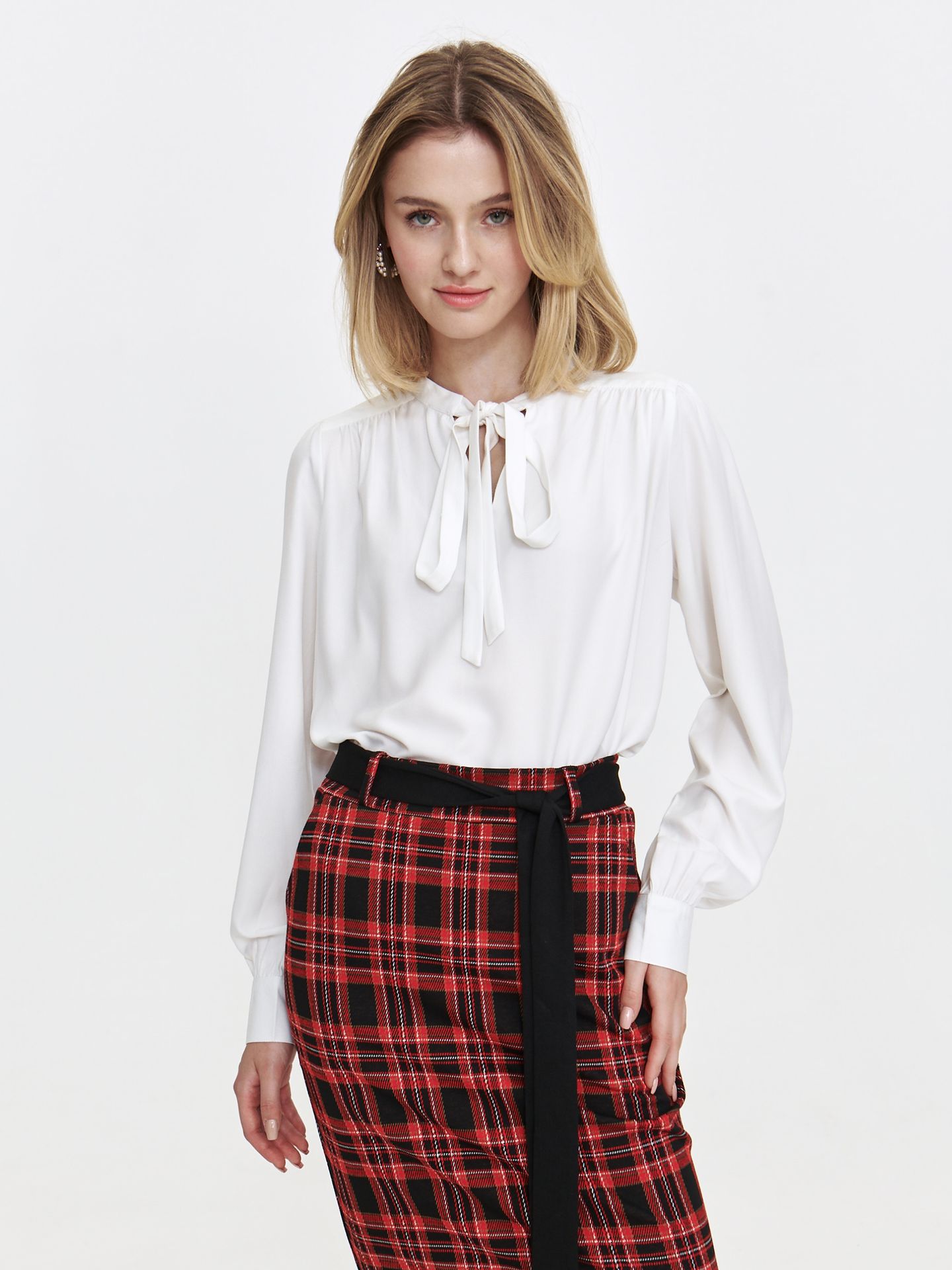 Biała bluzka z wiązaniem przy dekolcie