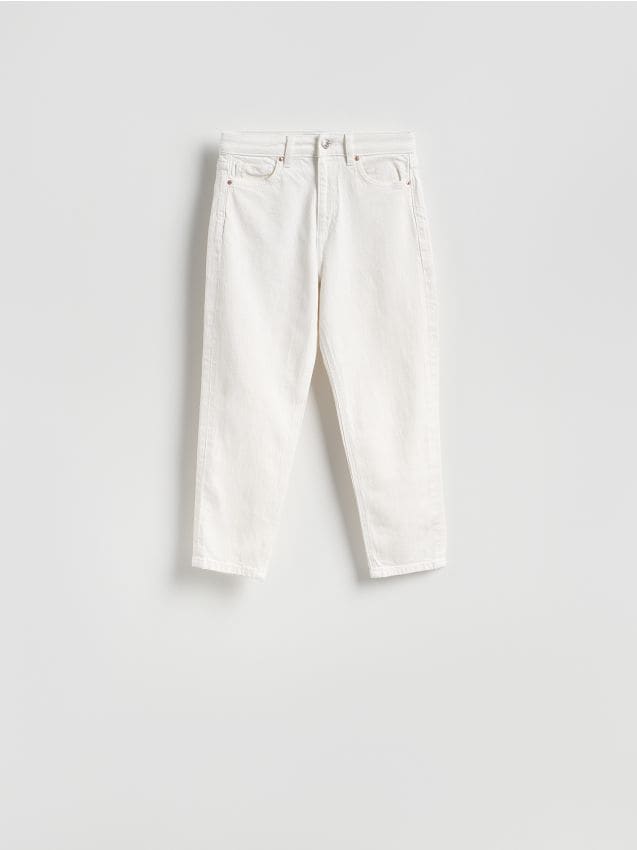 Reserved - Jeansy mom fit z krótszą nogawką - złamana biel