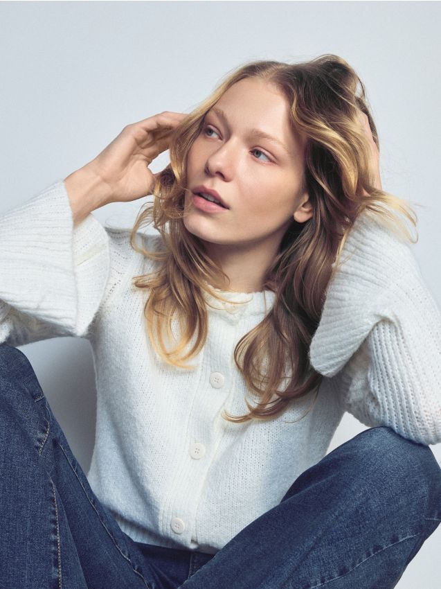 Reserved - Kardigan z falbaną - złamana biel