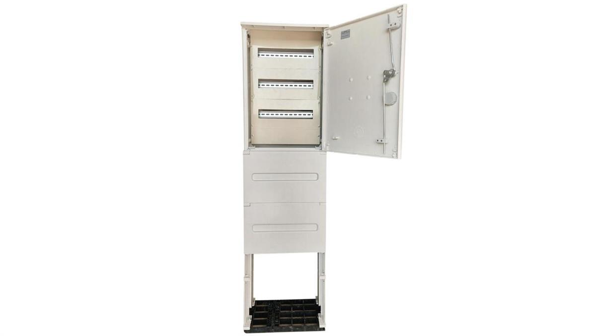 RT 40x60 3xTH z fundamentem obudowa termoutwardzalna 400x600x250 3x16 modułów IP 44 rozdzielnia elektryczna złącze kablowe