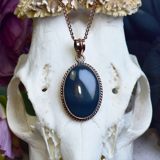 Miedziany wisiorek z czarnym agatem w prostej ozdobnej oprawie