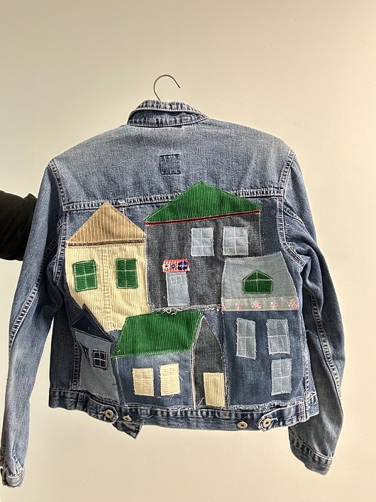Kurtka jeansowa z patchworkową aplikacją Domki