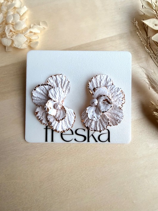 Kolczyki Półkwiaty duże - złamana biel ze złotymi zdobieniami