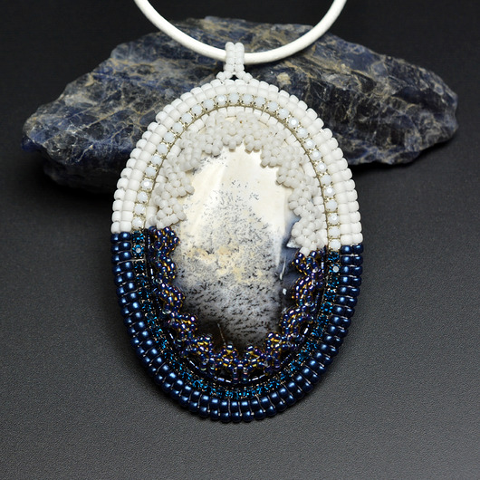 Arashi, wisior z agatem dendrytowym, haft koralikowy