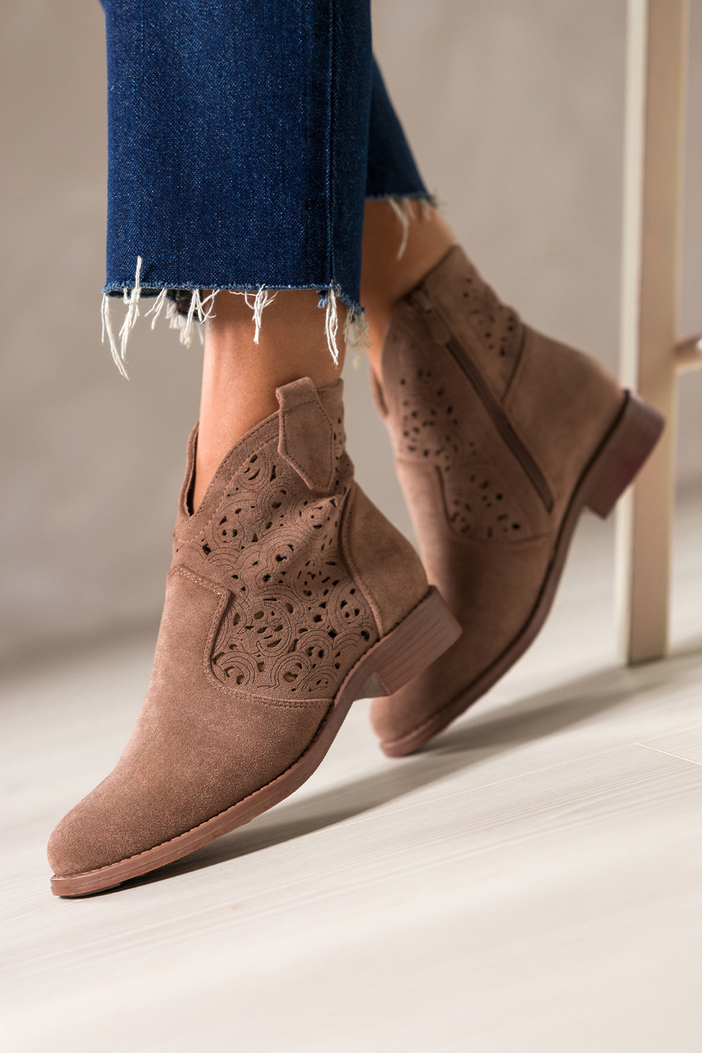 Brązowe botki damskie płaskie ażurowa cholewka Carla S7476-6