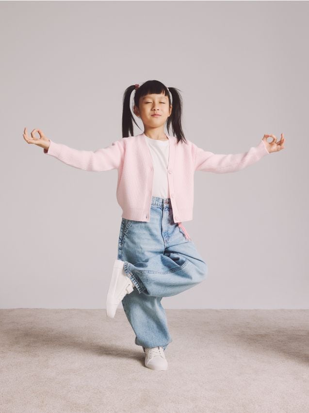 Reserved - Jeansy skater z brelokiem - niebieski