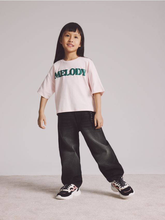 Reserved - Jeansy skater z brelokiem - czarny