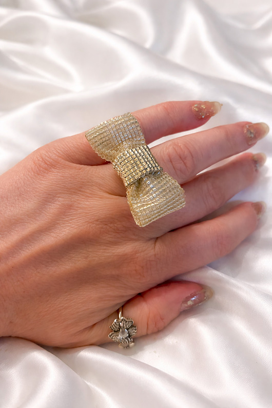 Pierścionek koktajlowy kokarda z koralików szklanych