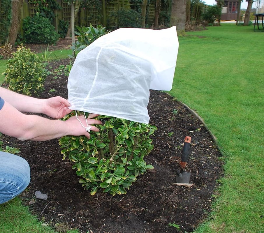 Zestaw 4 pokrowców przeciwmrozowych z polaru do roślin i krzewów, rozmiar średni (80 cm x 60 cm).