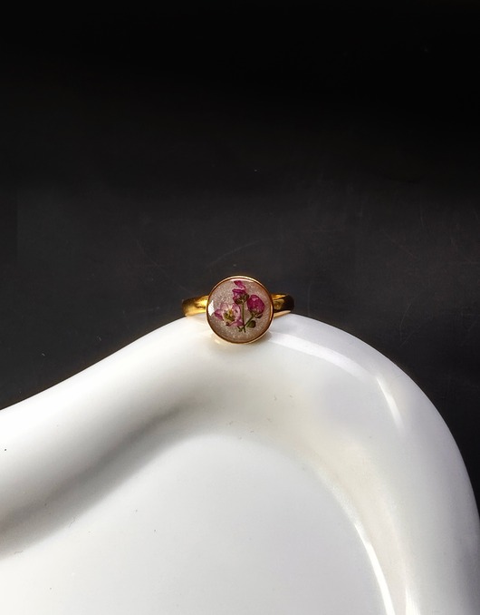 Regulowany pierścionek z różowymi kwiatami