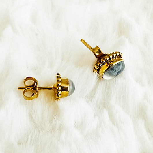 Kolczyki z labradorytem, złote sztyfty, szary kamień