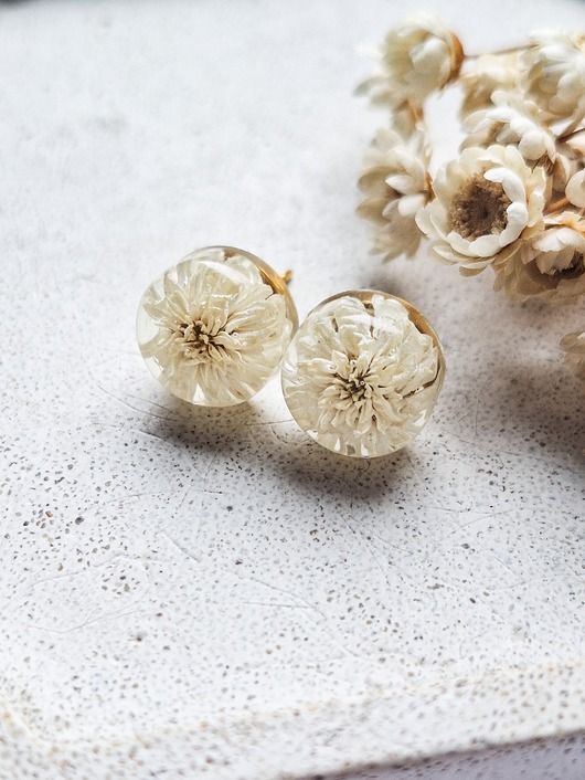 Kolczyki sztyfty z żywicy z kwiatem krwawnika