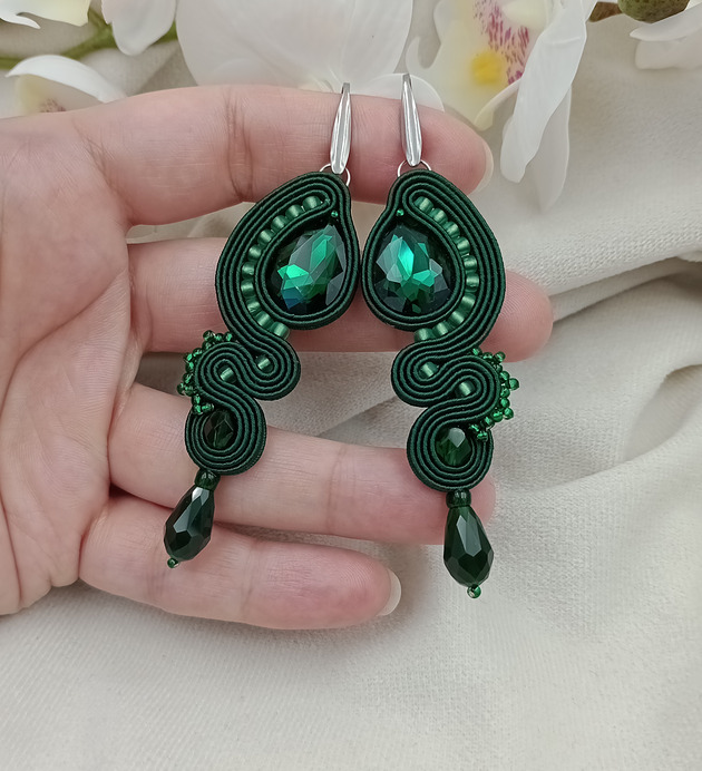 Długie szmaragdowe ciemnozielone butelkowe kolczyki soutache