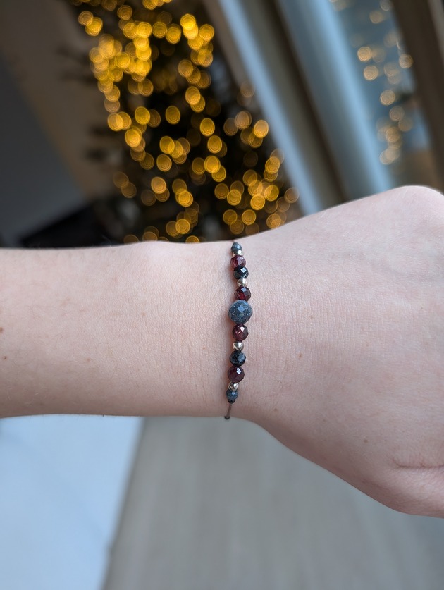 Elegancka bransoletka na nici granat, kianit