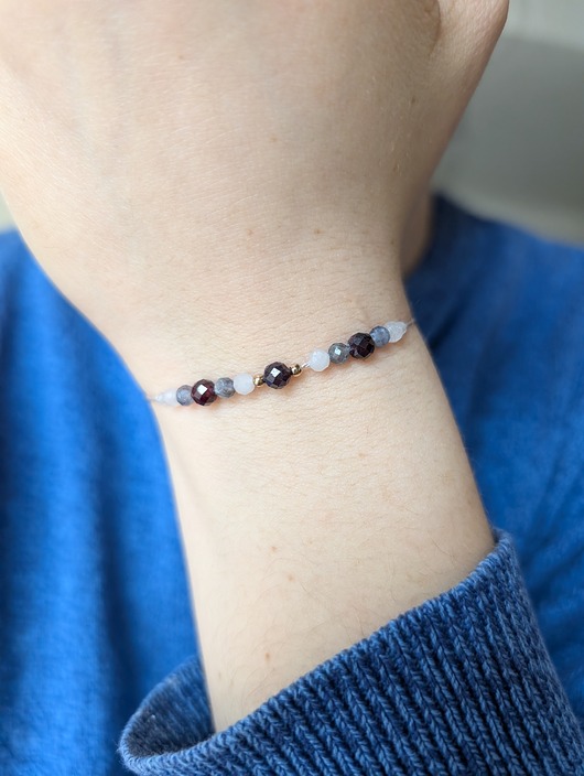 Elegancka bransoletka na nici granat, kianit, księżycowy kamień