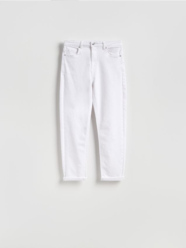 Reserved - Jeansy boyfriend slim - biały