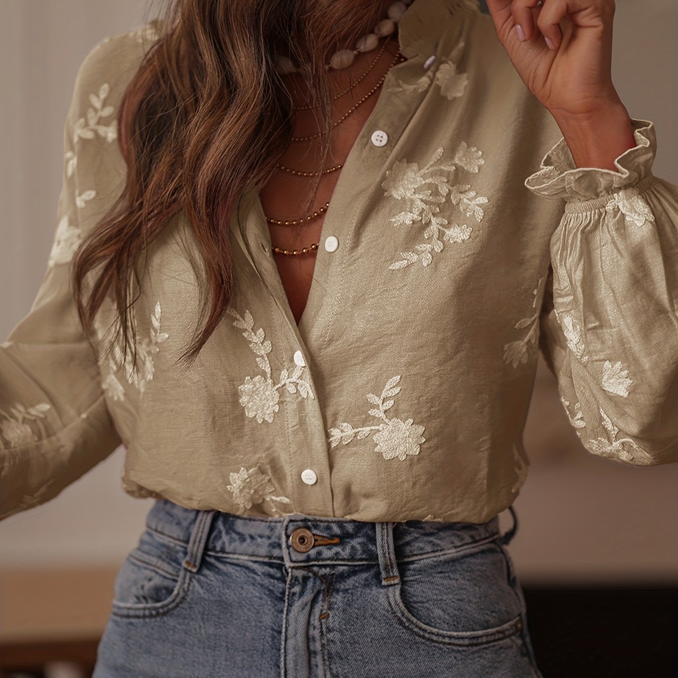 TEMU Damska koszula z długim rękawem, zapinana na guziki, z kwiatowym haftem Falbanka przy kołnierzyku i mankietach, idealna na różne okazje