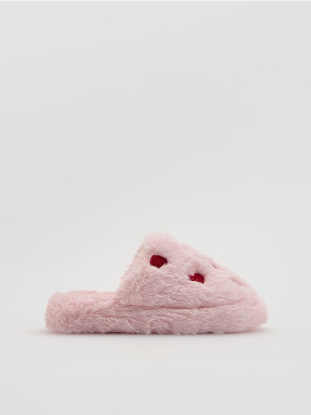 Reserved - Miękkie kapcie z motywem serca - pastelowy róż