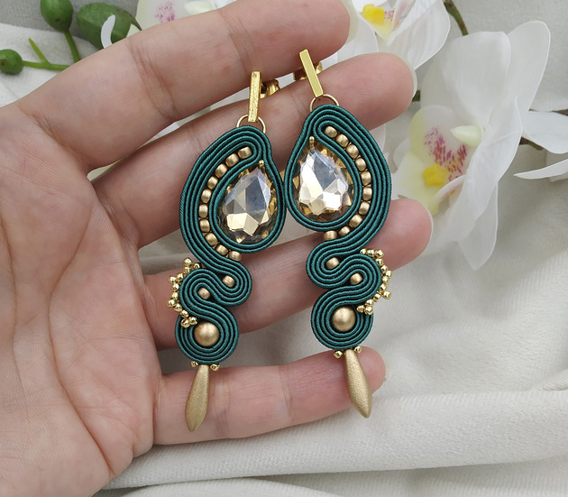 Długie szmaragdowe ciemnozielone butelkowe złote kolczyki soutache