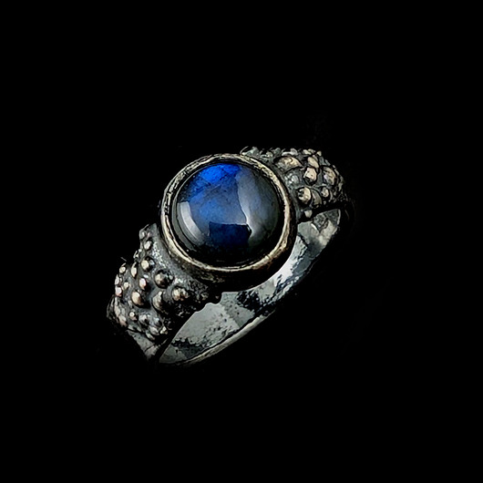 Pierścionek labradoryt w deszczu srebra