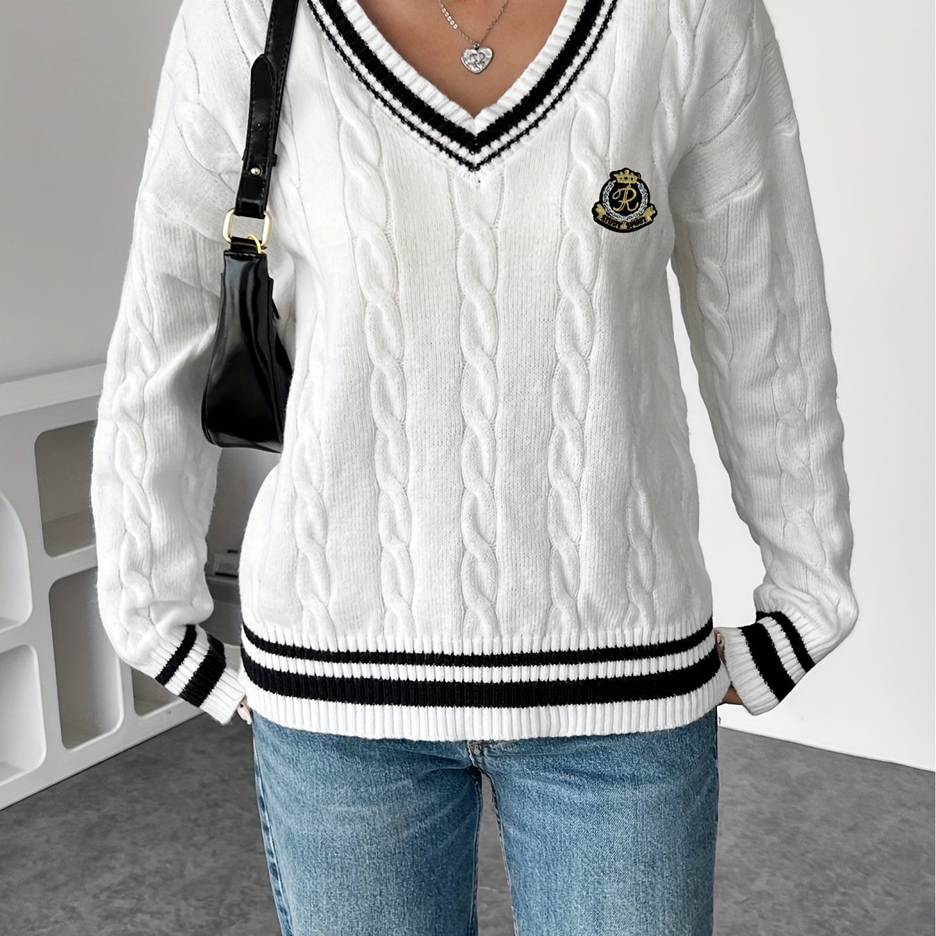 TEMU sweter damski w stylu kolekcjnym z dekoltem w serek i modnym haftem w czarno-białe paski z odznaką