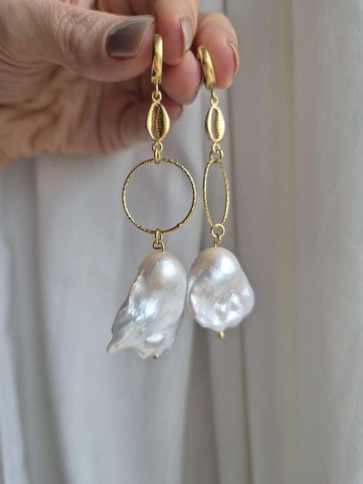 Bardzo długie kolczyki pozłacane ślubne z perłami barokowymi i muszlami