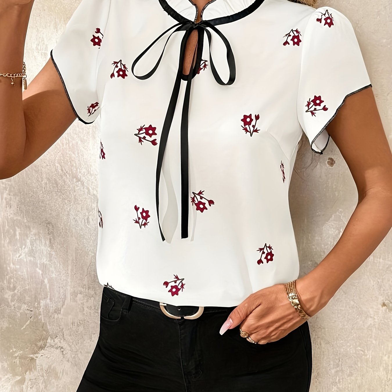 TEMU Elegancka Biała Bluzka z Kwiatowym Wzorem dla Kobiet z Czarnym Kontrastowym Wykończeniem - Krótki Rękaw, Falbanka na Dołku, Idealna na /Letnie