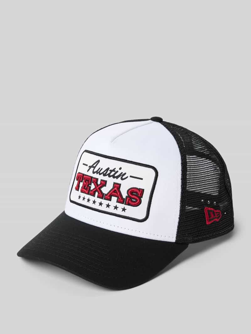 Czapka z daszkiem i naszywką z nazwą miasta