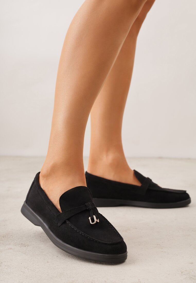 Czarne Mokasyny z Imitacji Zamszu z Ozdobnym Przeszyciem i Zawieszką Veleyra
