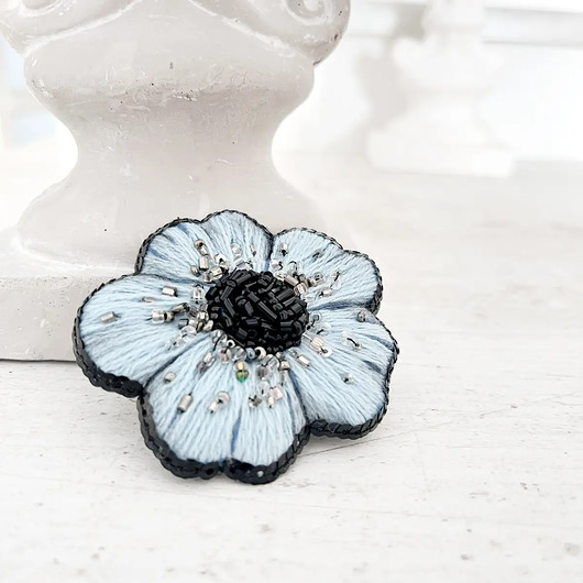 Broszka KWIAT 11 ręcznie haftowana przypinka z koralikami