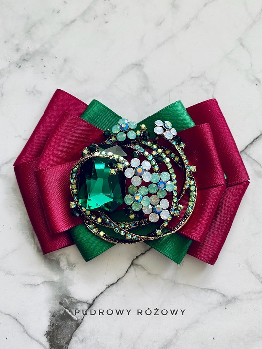 Brosza z zielonym kryształem oplątanym kwiatkami NEW