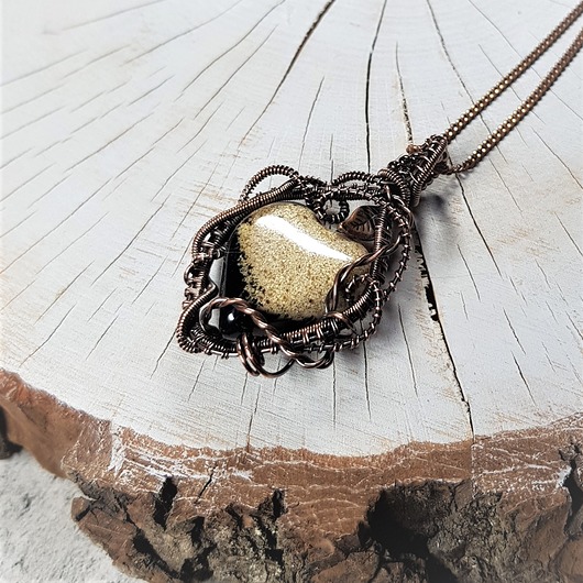 Wisiorek z bursztynowym serduszkiem m144