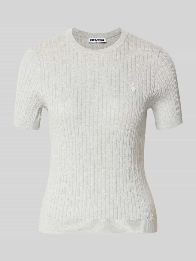 Sweter z krótkim rękawem, ściegiem warkoczowym i okrągłym dekoltem