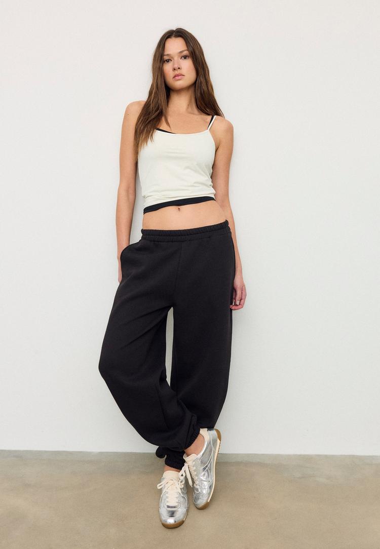 Stradivarius Spodnie jogger boyfriend Czarny L