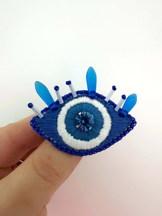 Broszka haftowana oko proroka Nazar z kryształem handmade
