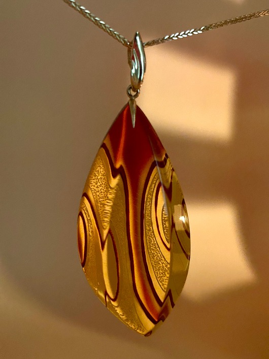 Wisiorek z naturalnego bałtyckiego bursztynu