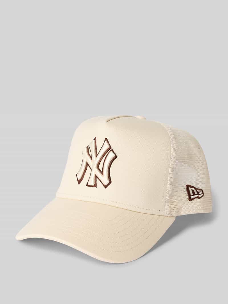 Czapka z daszkiem i haftami