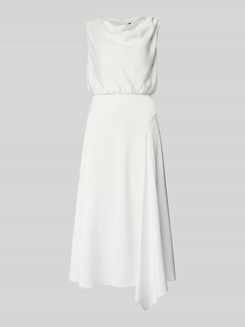 Suknia ślubna z lejącym dekoltem