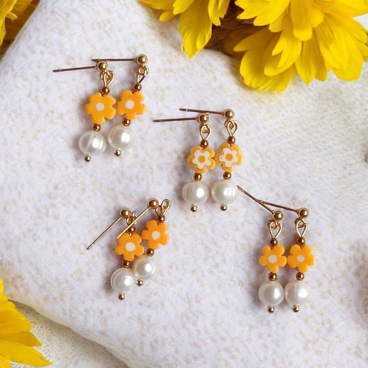 Kolczyki : DAISY : perły naturalne : drobne kolczyki : szklane kwiatuszki