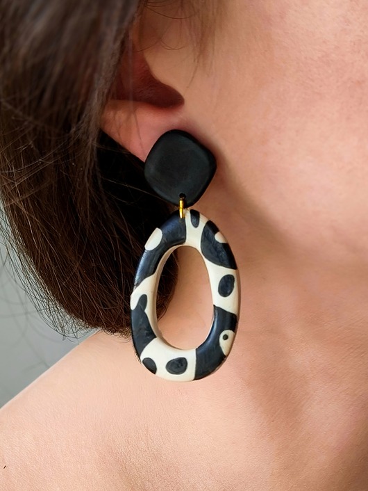 Artystyczne kolczyki abstrakcyjne w beżowo czarnej kolorystyce